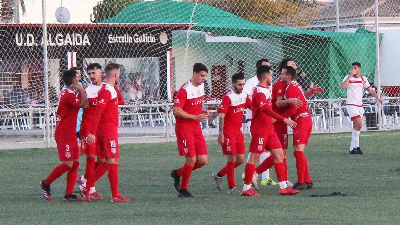 Los jugadores de la UD Algaida celebran el 1-0, obra de Tamayo en el minuto 20 - Ra&uacute;l J. Bustillos