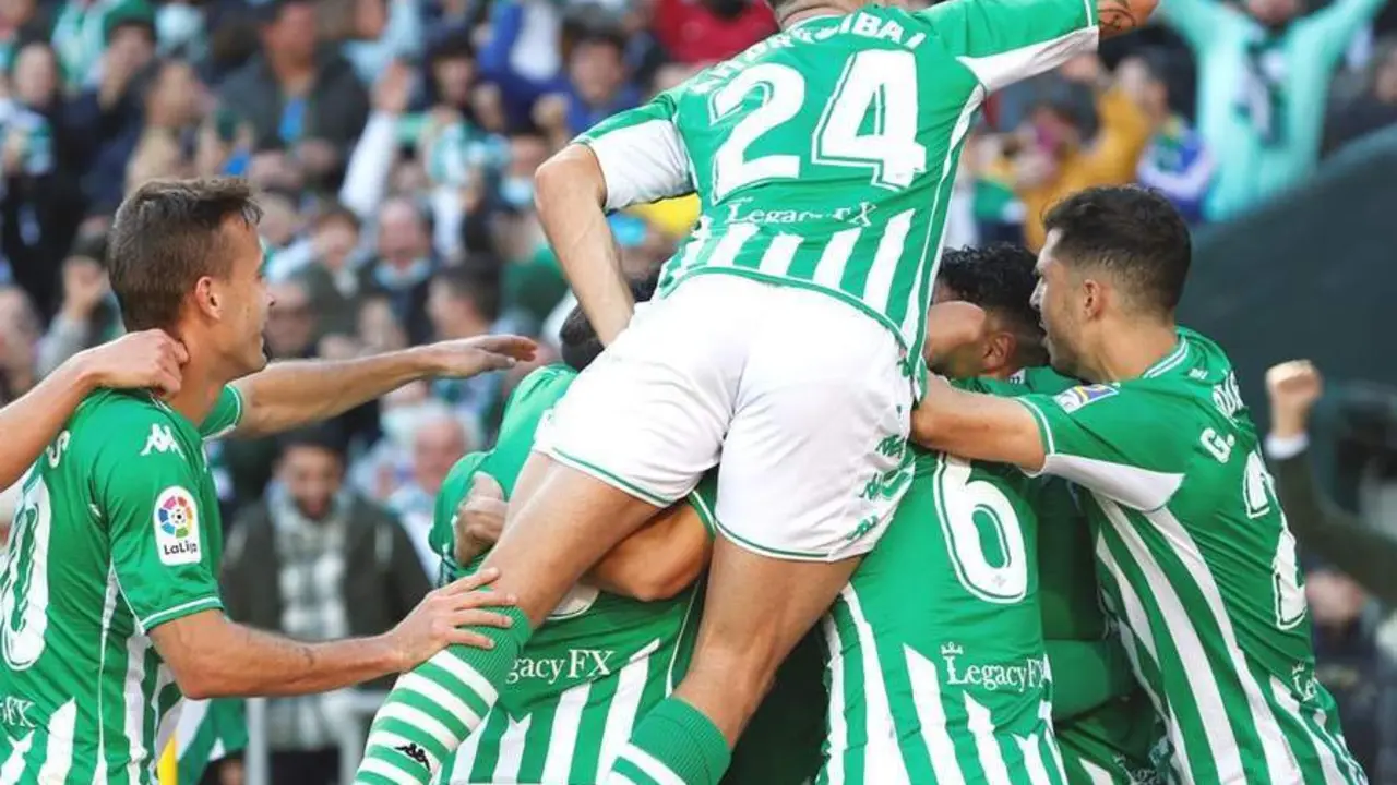 Varios futbolistas del Betis celebran un tanto anotado al Levante. - efe