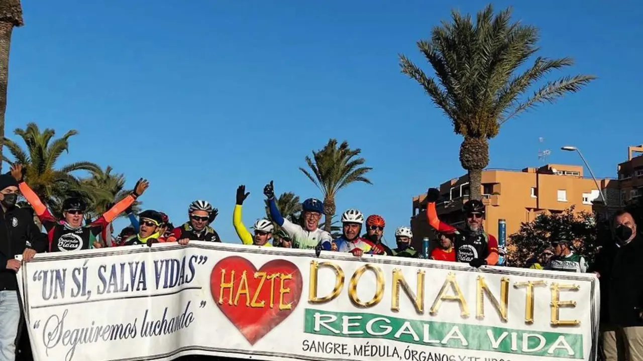 Pancarta de apoyo antes de la salida de la Carrera BTT - Ope Almengl&oacute;