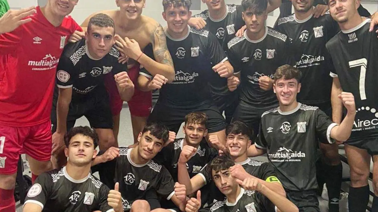 El equipo juvenil B del Atl&eacute;tico Sanluque&ntilde;o celebra el triunfo obtenido en Pozoblanco - ASCF