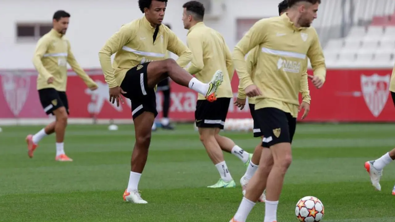 Jules Kound&eacute; durante uno de los entrenamientos previos al encuentro de Champions League contra el Red Bull Salzburgo.  - efe