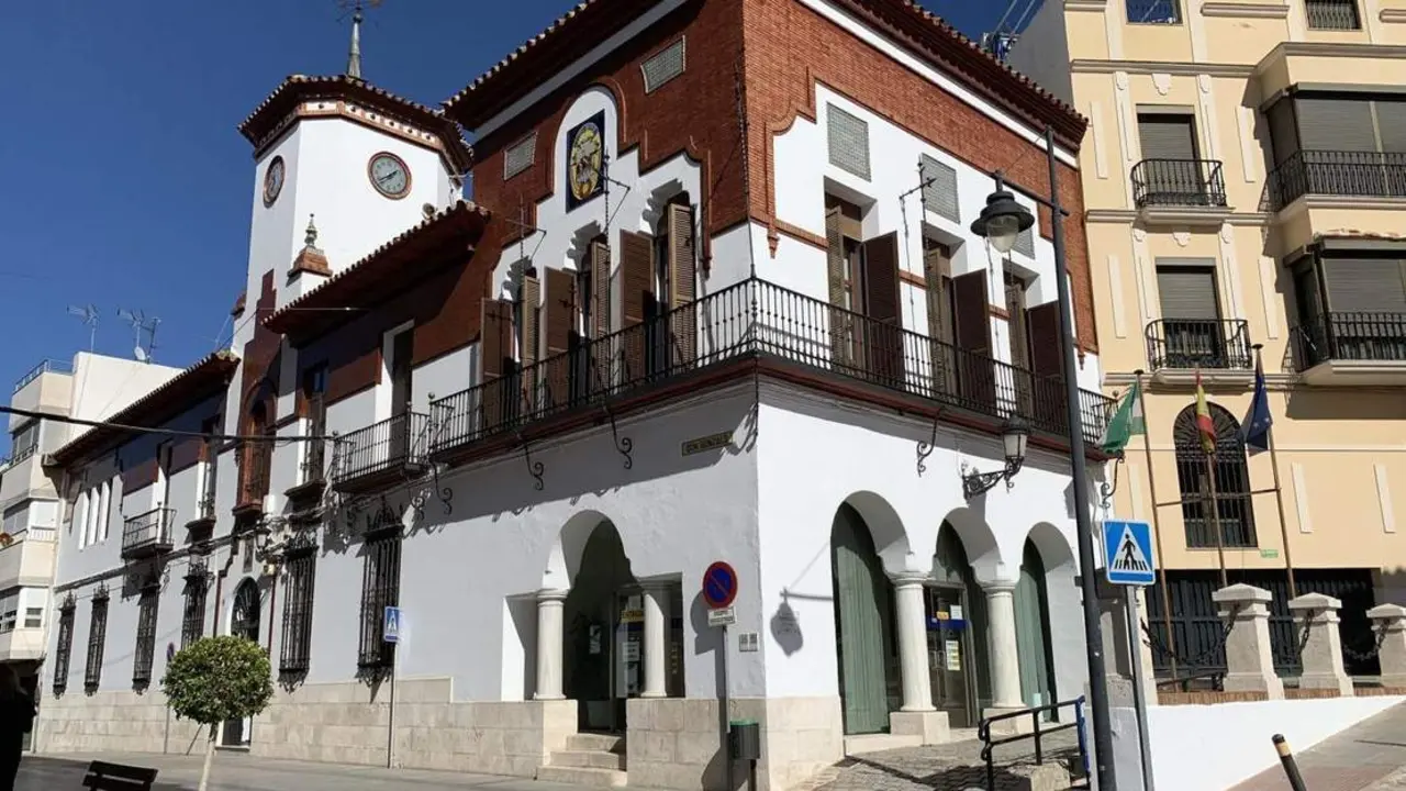 Ayuntamiento de Puente Genil, en la calle Don Gonzalo. - 