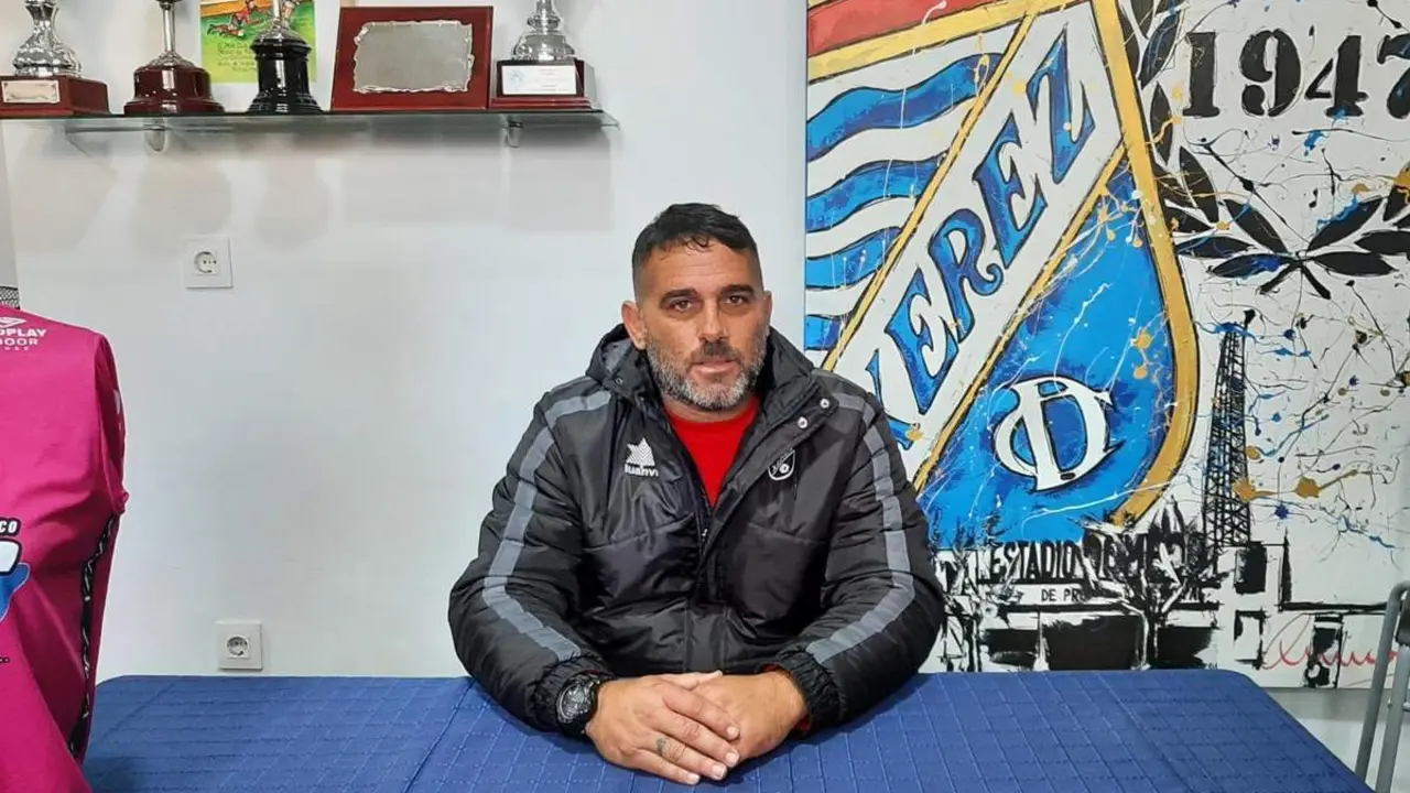 Emilio Fajardo, este viernes en la rueda de prensa previa al Sevilla C. - Viva Jerez