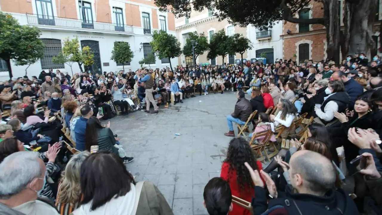 Zambomba en Jerez en la plaza del banco. - Cristo Garc&iacute;a