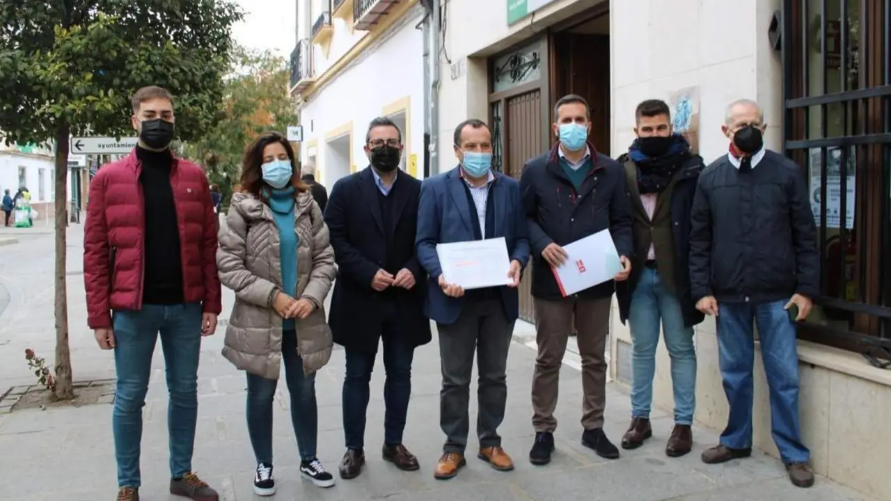 El secretario general del PSOE de M&aacute;laga, Jos&eacute; Luis Ruiz Espejo, y el secretario general del PSOE de Antequera, Kiko Calder&oacute;n, en un acto en Antequera. - PSOE