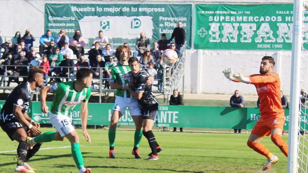Julen Azkue y Javi Barrio buscan el remate ante el portero visitante Lucas - Ra&uacute;l J. Bustillos