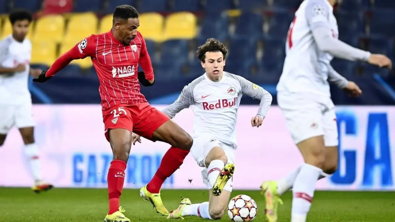 El jugador del Sevilla, Fernando, en el duelo contra el Salzburgo. - efe