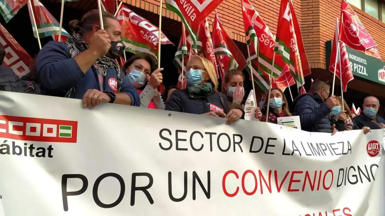 Concentraci&oacute;n de delegados de CCOO y UGT a las puertas de Clece en Sevilla para exigir un nuevo colectivo colectivo en el sector de la limpieza.  - CCOO Sevilla