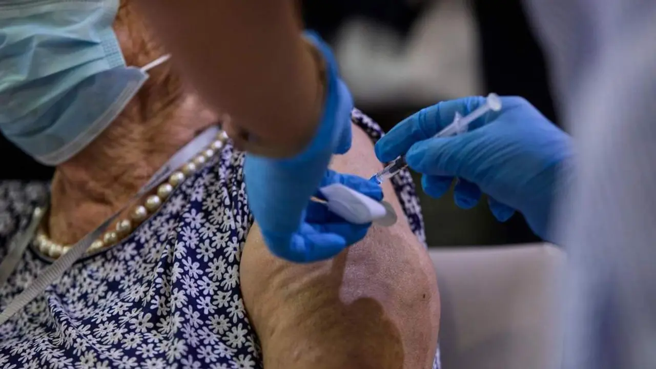 Una sanitaria vacuna a una mujer con la tercera dosis del Covid-19. - EP
