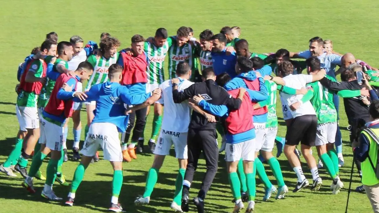 Los jugadores del Atl&eacute;tico Sanluque&ntilde;o celebran la victoria obtenida ante el Cornell&agrave; en el Estadio El Palmar - Ra&uacute;l J. Bustillos