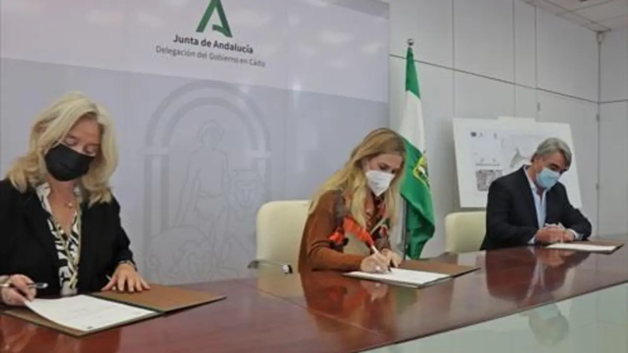 Mestre durante la firma del contrato con la empresa.  - Junta