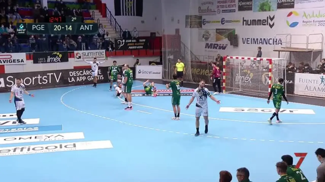 El &Aacute;ngel Xim&eacute;nez lucha hasta el final en la cancha del Torrelavega