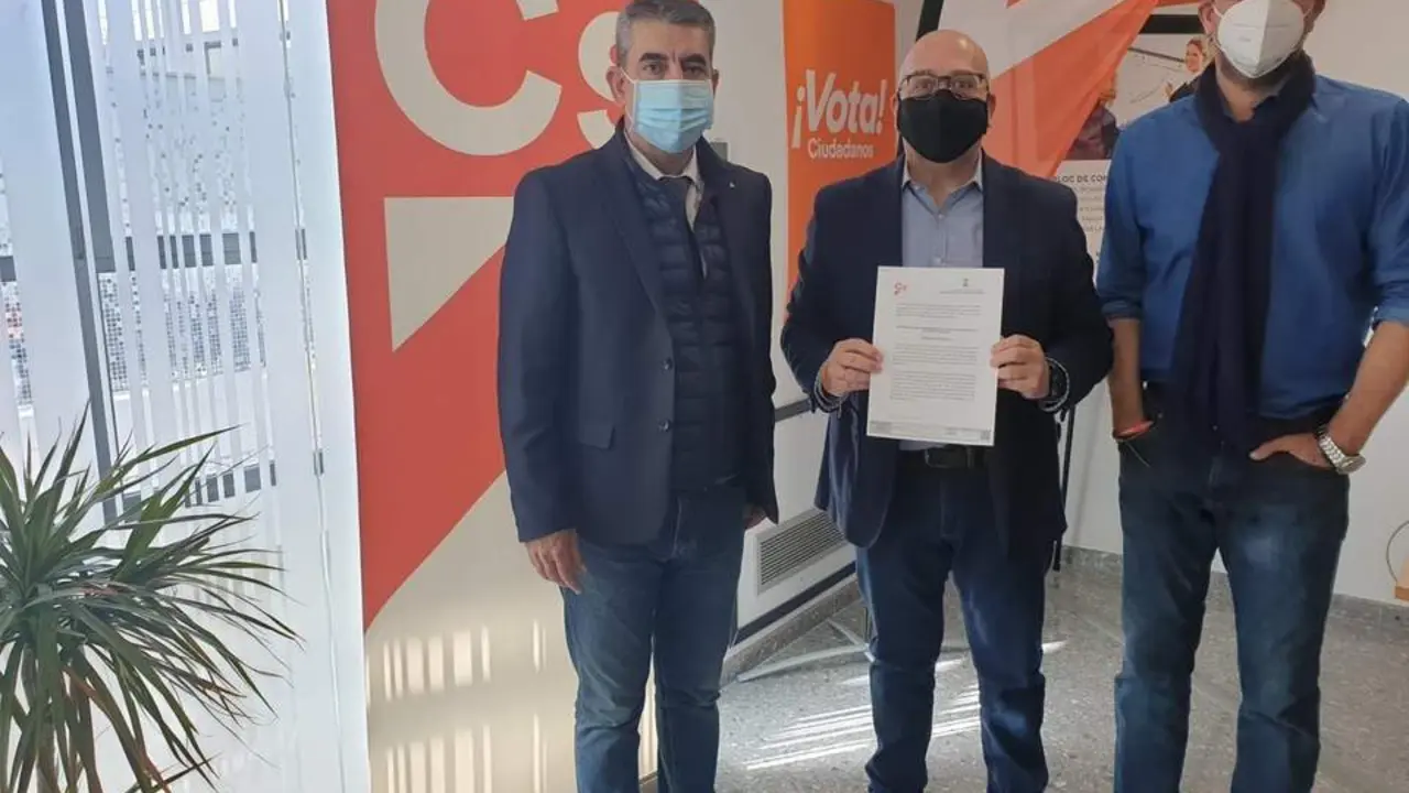 Javier Cabezas, portavoz de Cs en Dos Hermanas, con la moci&oacute;n para que se dote presupuestariamente con recursos propios un complemento del servicio de ayuda. - CS SEVILLA