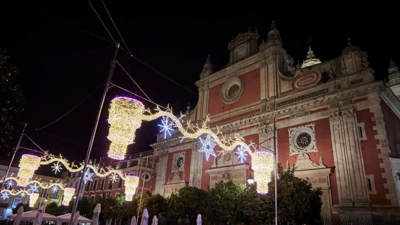 Vista de la plaza del Salvador durante el encendido de las luces de Navidad. - JOAQU&Iacute;N CORCHERO / EUROPA PRESS