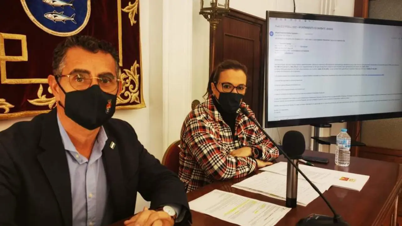 El alcalde, Miguel Molina, y la edil de Hacienda, Tamara Caro, en la rueda de prensa de este lunes. - 