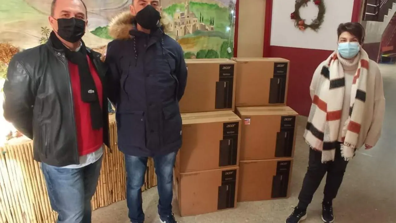 Entrega del material inform&aacute;tico al colegio. - 