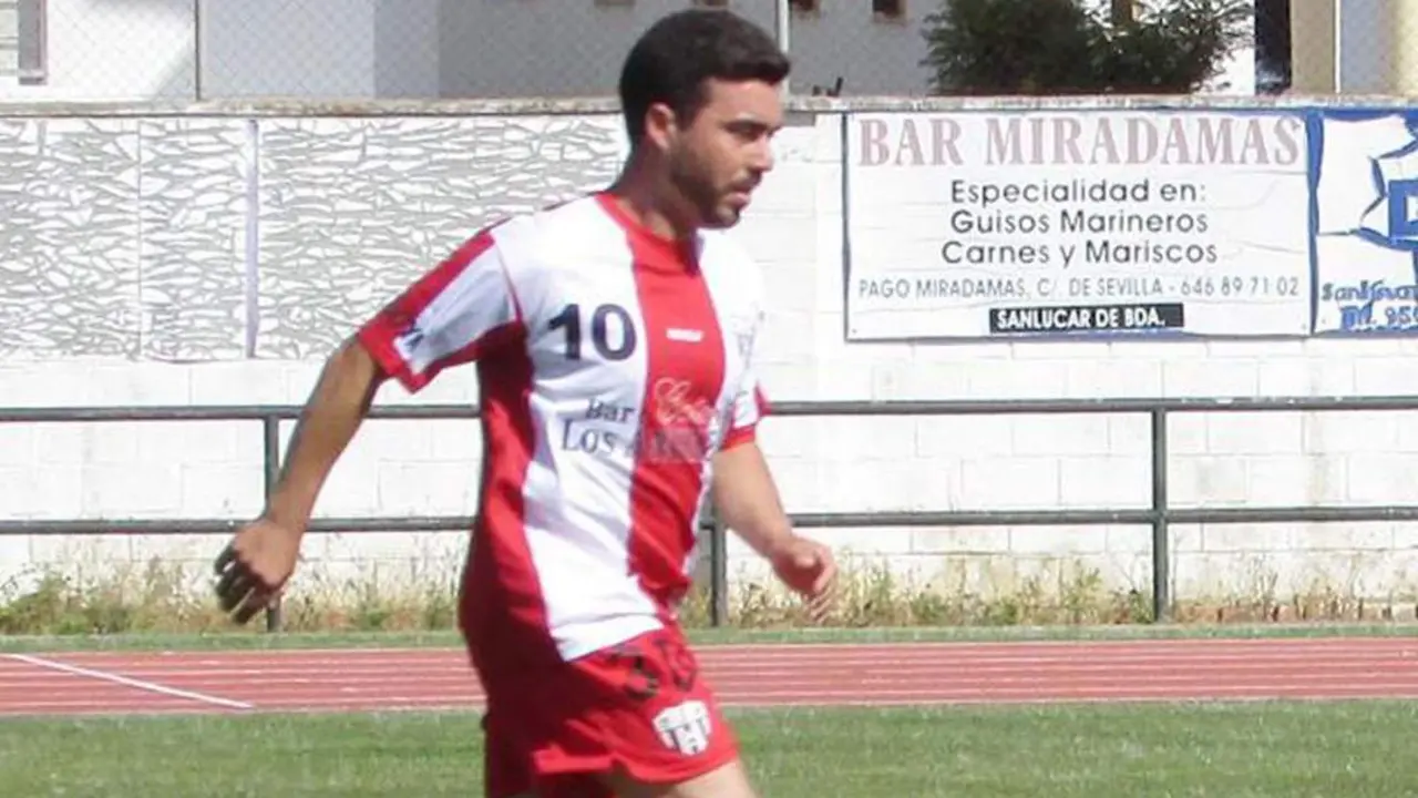 Jes&uacute;s Prado logr&oacute; el 1-1 de penalti ante el Algarense en El Picacho - Ra&uacute;l J. Bustillos