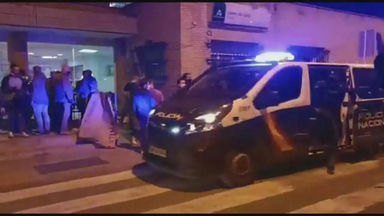 Protesta ante el centro de salud de Amate por la falta de pediatras con incidentes finales con la Polic&iacute;a. - MAREA BLANCA