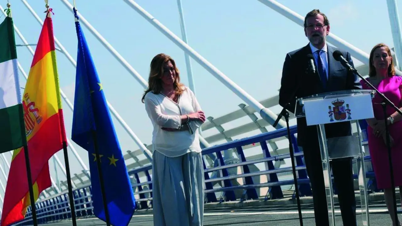 El entonces presidente Rajoy, con Susana D&iacute;az y Ana Pastor, en la nauguraci&oacute;n del puente.  - Eulogio Garc&iacute;a