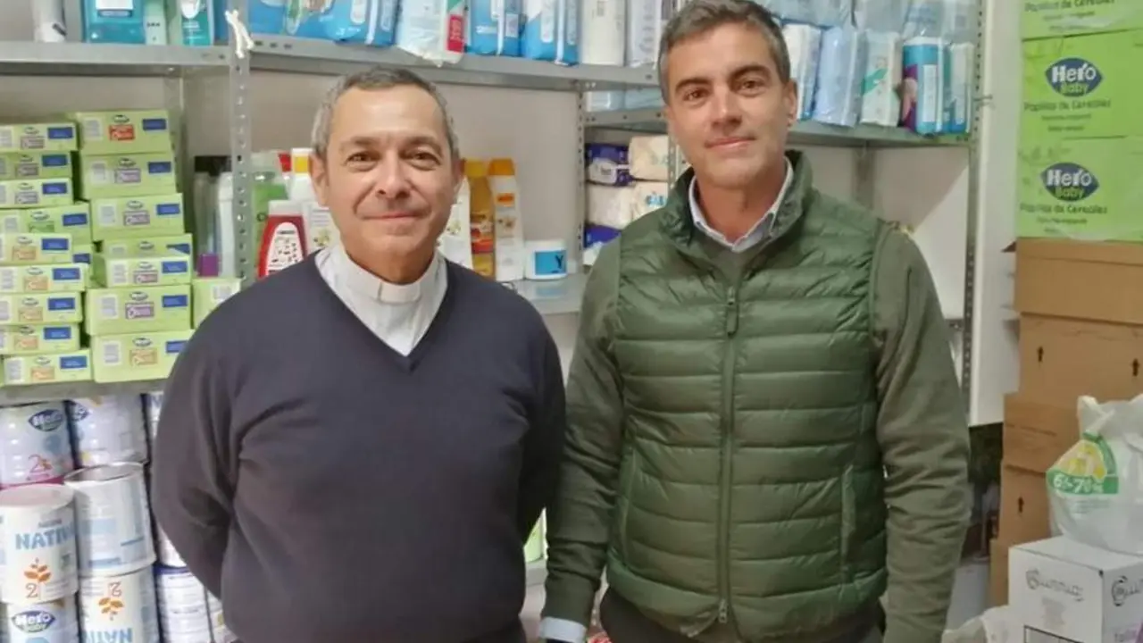 El p&aacute;rroco de La Candelaria, Manuel S&aacute;nchez junto al presidente del Colegio Oficial de Aparejadores de Sevilla, Jos&eacute; Manuel Flores. - COAAT