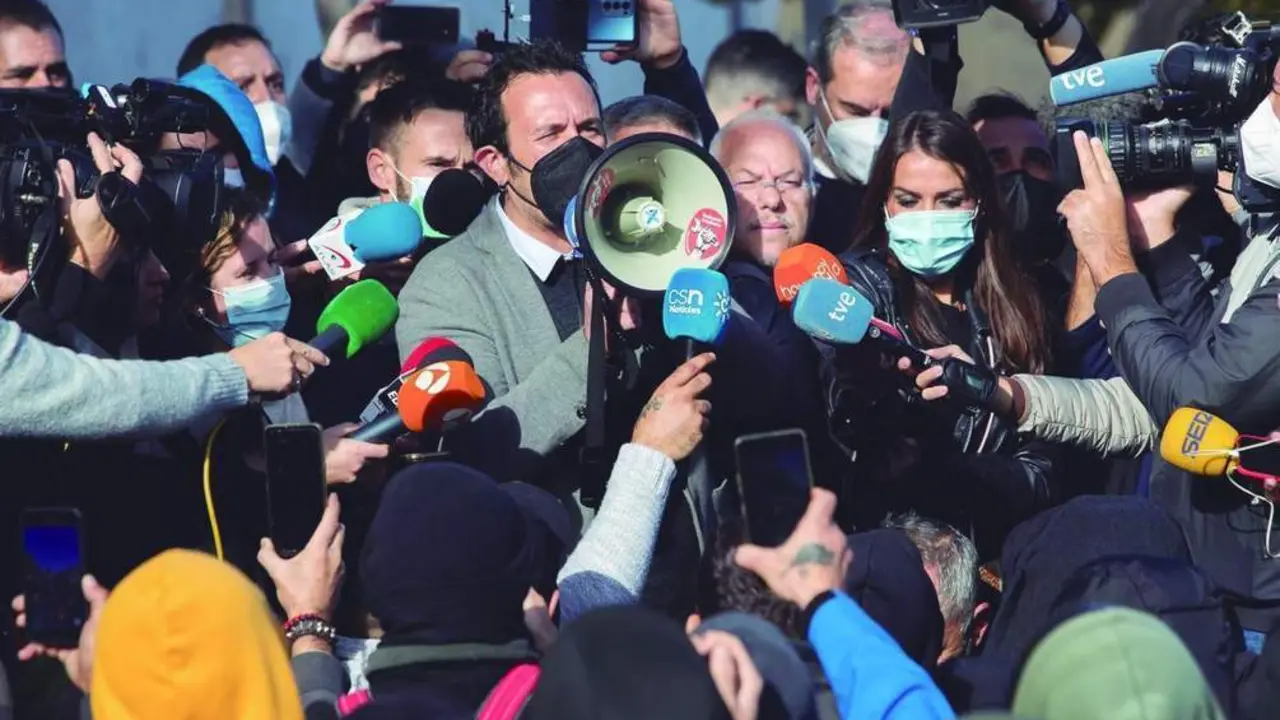 El alcalde de C&aacute;diz se dirige a los manifestantes del sector del metal el pasado jueves. - EFE