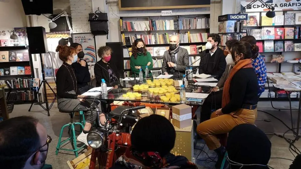 El delegado de H&aacute;bitat Urbano, Cultura y Turismo del Ayuntamiento de Sevilla, Antonio Mu&ntilde;oz, ha presentado 'F&aacute;bulas quim&eacute;ricas' en la librer&iacute;a Ca&oacute;tica. - AYUNTAMIENDO DE SEVILLA