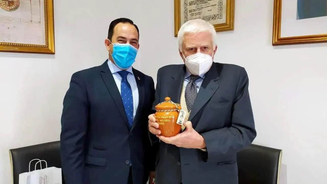 El alcalde obsequia a Vasile con el tradicional lomo en manteca de Vejer. - A.I.