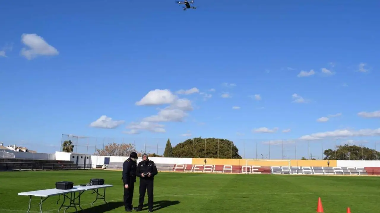 Prueba del nuevo dron de la Polic&iacute;a Local de La Puebla de Cazalla. - AYUNTAMIENTO DE LA PUEBLA DE CAZALLA