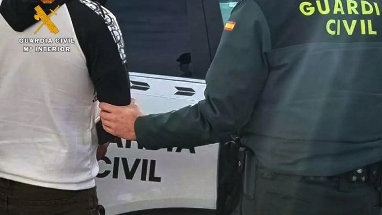 Imagen de archivo de una detenci&oacute;n de la Guardia Civil. - GUARDIA CIVIL 