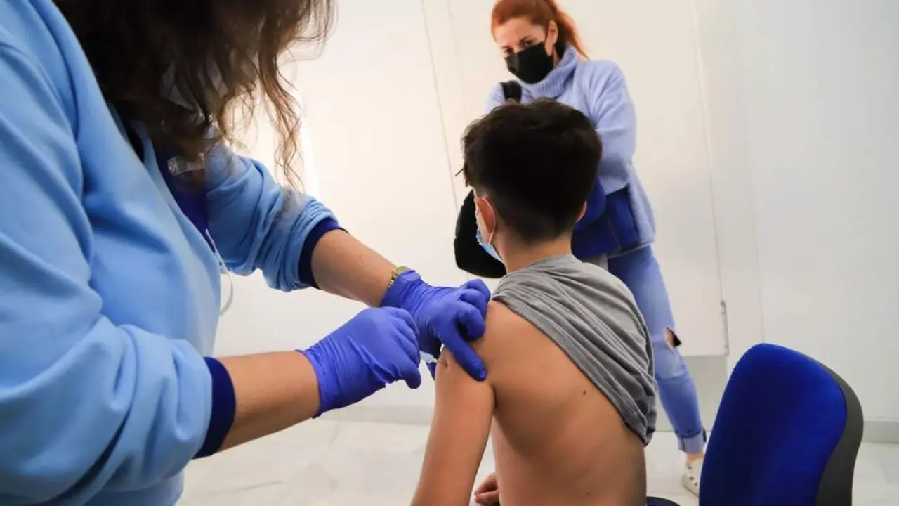 Uno de los ni&ntilde;os que recibi&oacute; este mi&eacute;rcoles la primera dosis en La Milagrosa - SAS