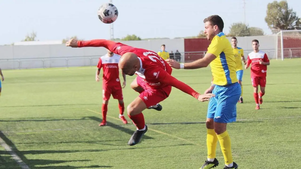 Chino en un acrob&aacute;tico despeje ante un jugador del Tesorillo - Ra&uacute;l J. Bustillos