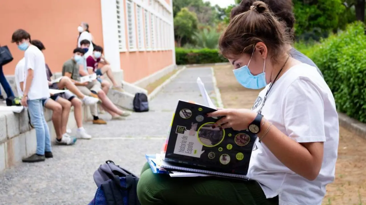 Estudiantes en el campus de la UPO. - UNIVERSIDAD PABLO DE OLAVIDE 