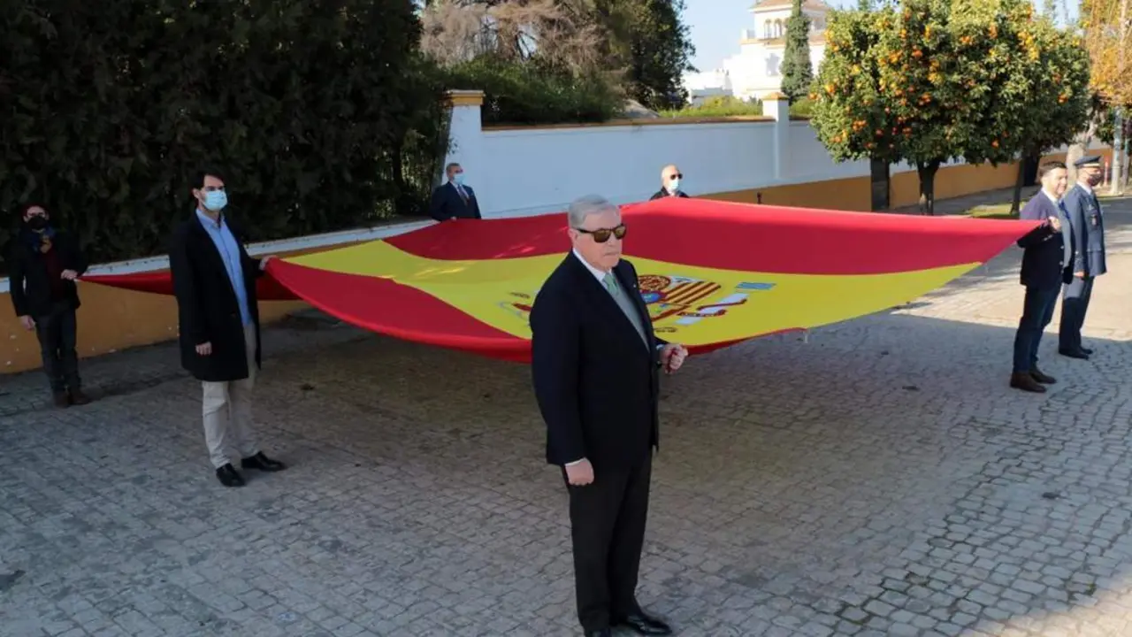 Izado de bandera en el acuartelamiento de Tablada.  - TABLADA