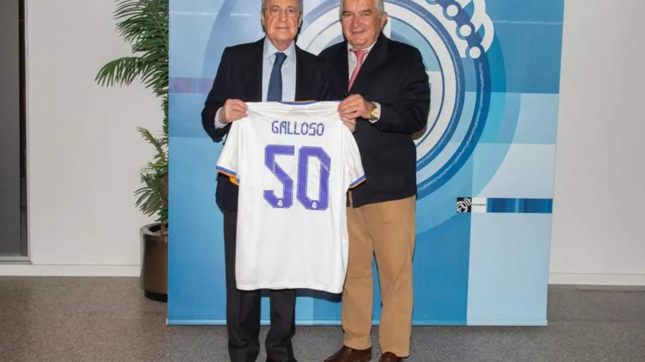 Florentino P&eacute;rez posa junto a Jos&eacute; Luis Galloso con la camiseta que le rinde homenaje. - Viva.