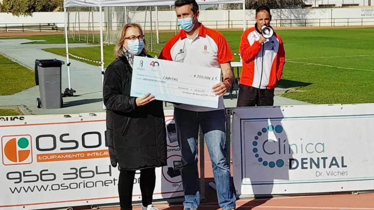 Un momento de la entrega de los cheques solidarios - CAB