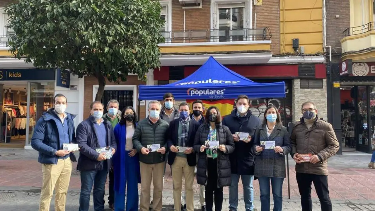 La presidenta del PP de Sevilla, Virginia P&eacute;rez, en la calle Asunci&oacute;n con su equipo explicando a pie de calle el decreto de simplificaci&oacute;n burocr&aacute;tica. - PP SEVILLA