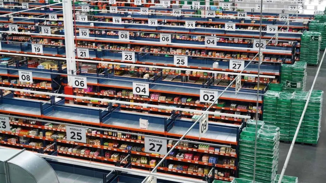 Interior de un almac&eacute;n 