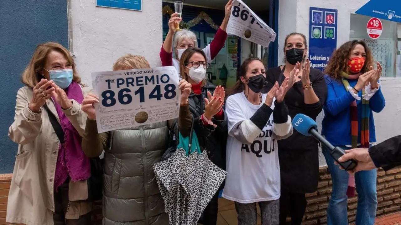 Celebraci&oacute;n en la Administraci&oacute;n que ha vendido el Gordo en Ayamonte. - JULI&Aacute;N P&Eacute;REZ / EFE