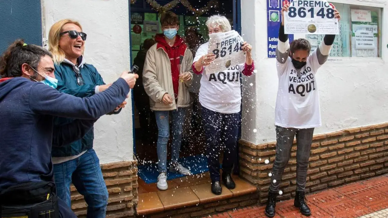 Empleados de la Administraci&oacute;n en plena celebraci&oacute;n. - A. P&Eacute;REZ / EP