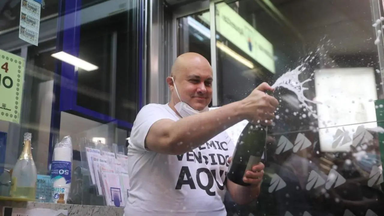 Jos&eacute; Gonz&aacute;lez, empleado de la administraci&oacute;n situada en la zona del AVE de la Estaci&oacute;n de Atocha, celebra que han vendido parte del n&uacute;mero 86148 correspondiente al Gordo. - ISABEL INFANTES / EUROPA PRESS