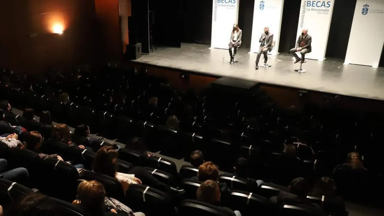 Las becas se entregaron en el Centro Cultural de La Villa de La Rinconada. - AYUNTAMIENTO LA RINCONADA