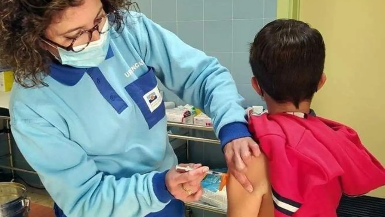 Vacunaci&oacute;n de un menor en Sevilla. - JUNTA DE ANDALUC&Iacute;A