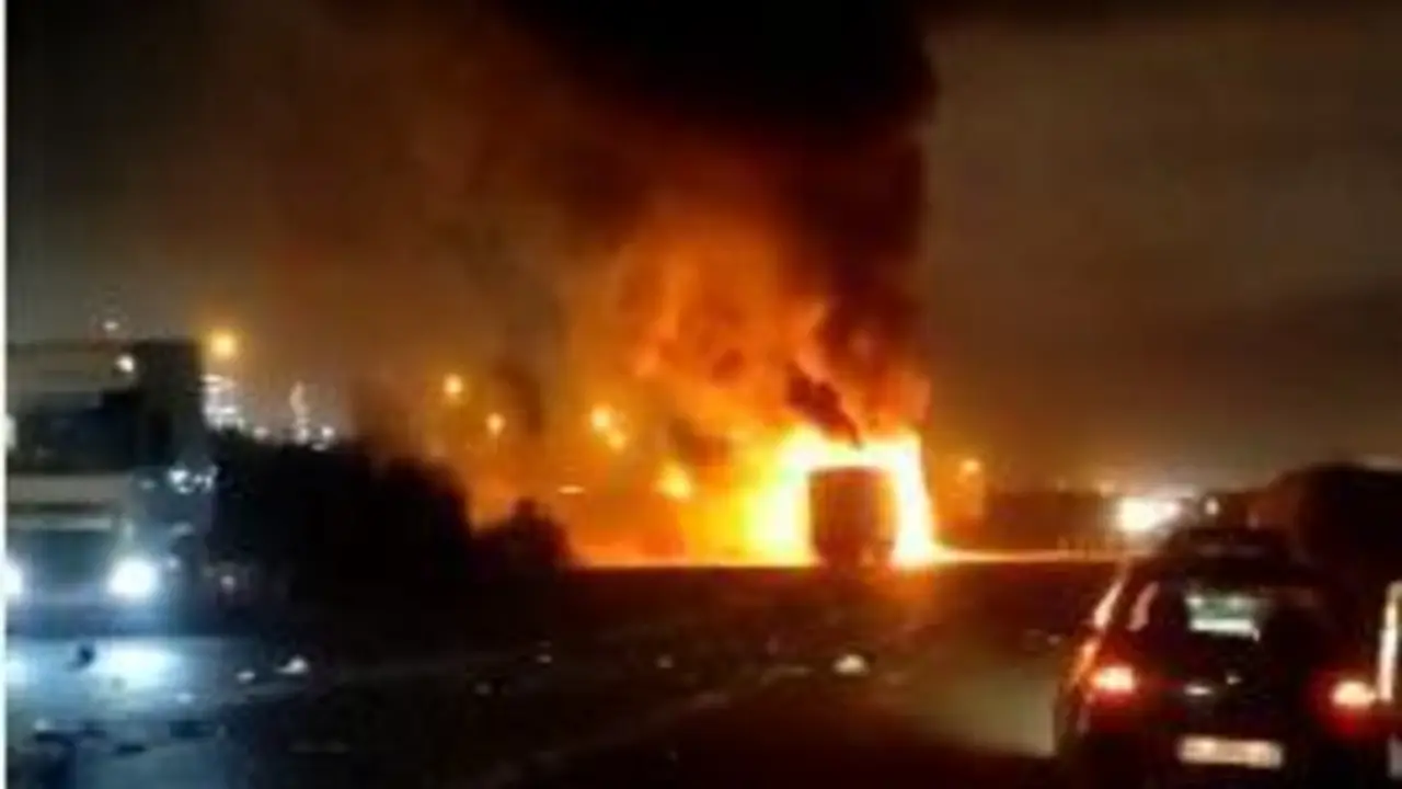 Cami&oacute;n incendiado durante el accidente en Palos. - VH