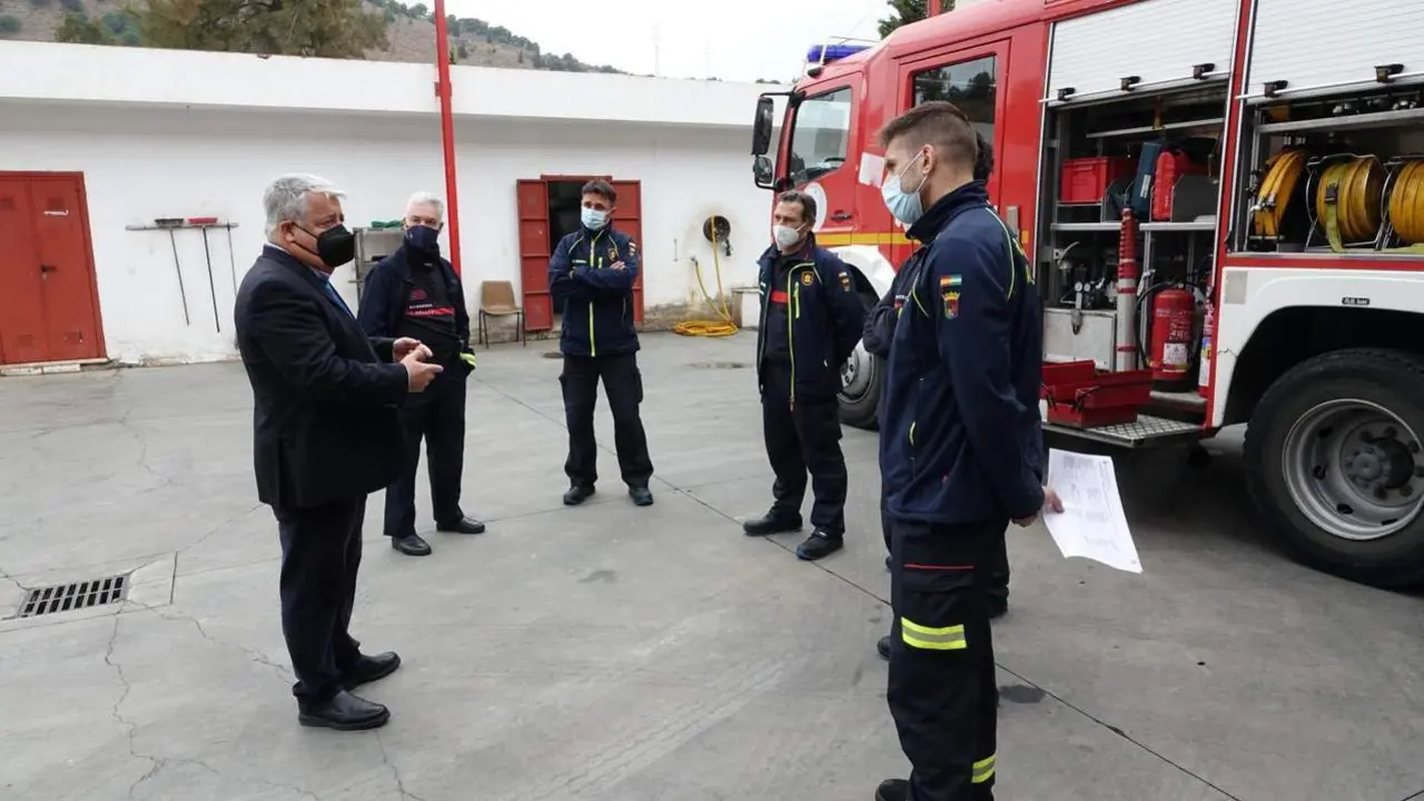 Trujillo con bomberos de M&aacute;laga. - PSOE