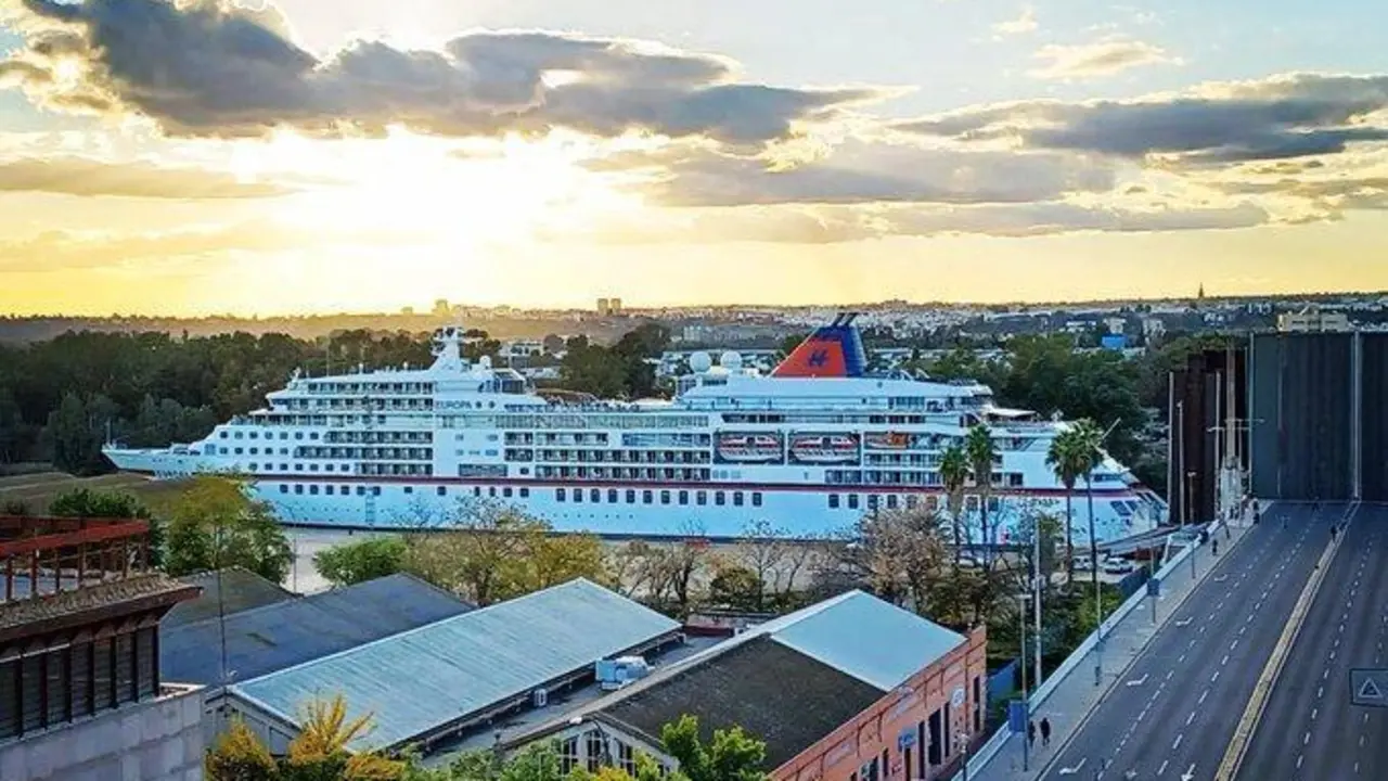 Impresiona las dimensiones del MS Europa, de 200 metros de eslora, que atrac&oacute; en noviembre. - Juan D. Bautista