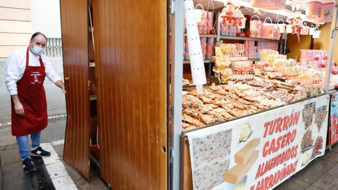 Uno de los establecimientos del Mercado Navide&ntilde;o, con el acceso reventado.  - Cristo Garc&iacute;a