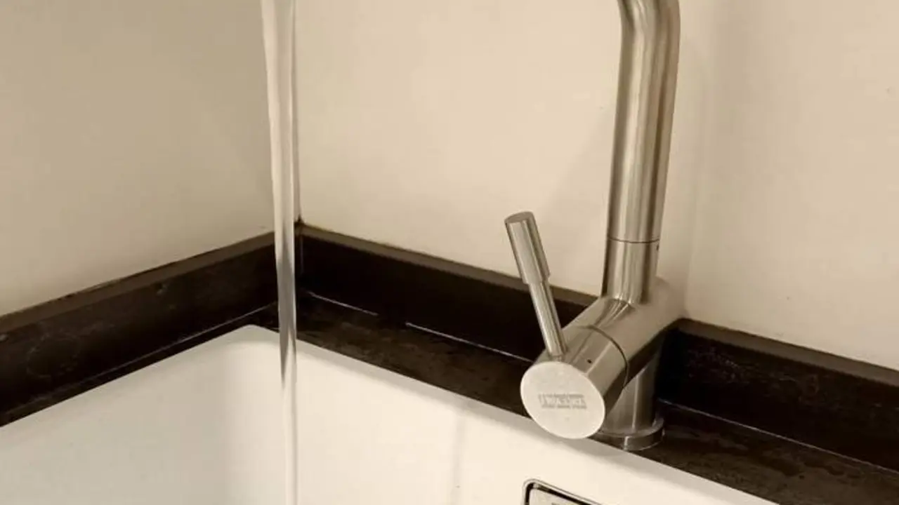 Agua manando de un grifo. - EUROPA PRESS