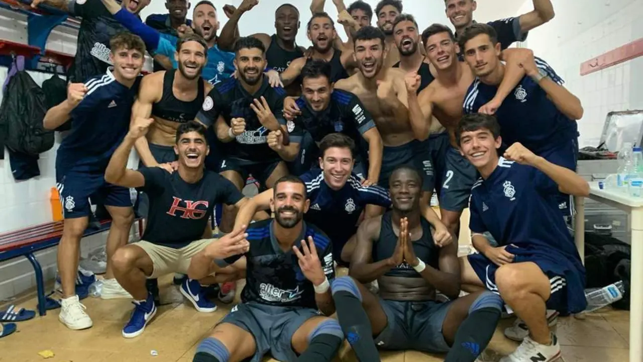 Futbolistas del Recreativo celebrando la victoria en el vestuario del campo del Utrera.  - VH