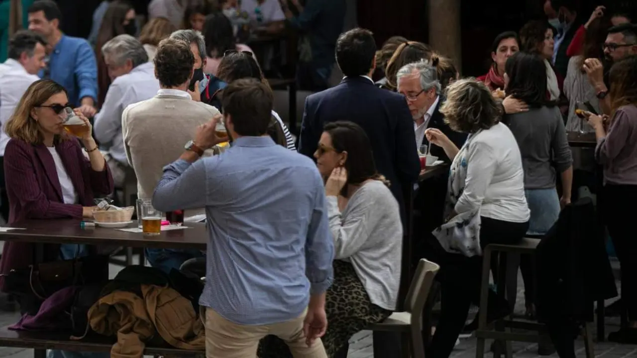 Personas en la terraza de un bar en Sevilla. - MAR&Iacute;A JOS&Eacute; L&Oacute;PEZ / EUROPA PRESS