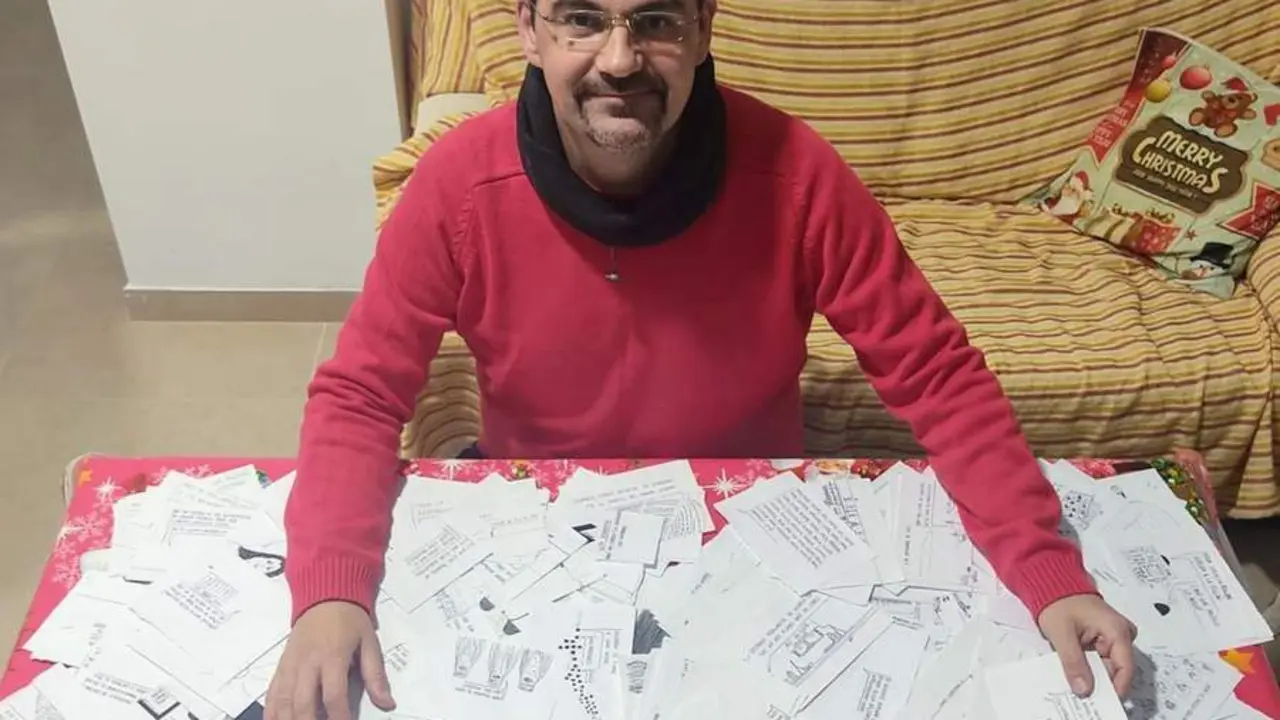 Javier Franco con sus centenares de vi&ntilde;etas - A. I.